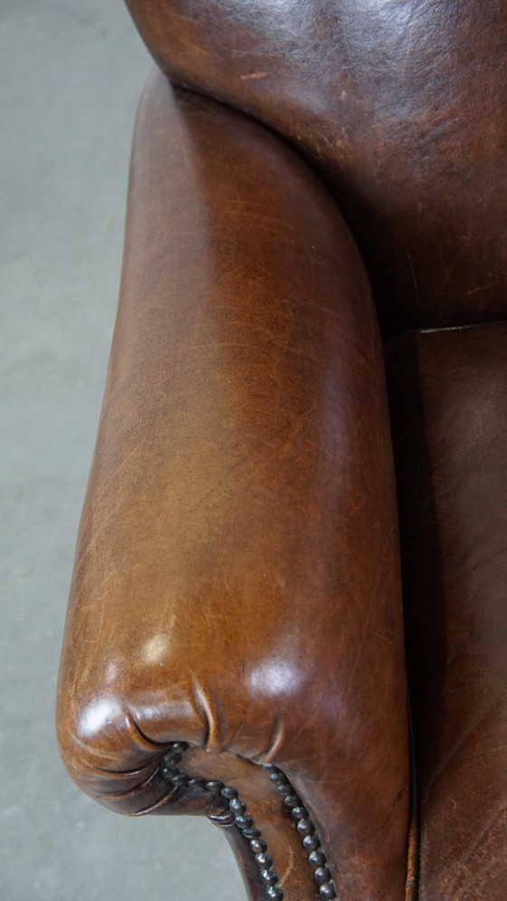 Image 1 of Fauteuil à roulettes en peau de mouton foncé