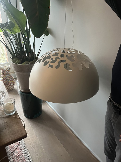 Lampe pendante design. 30 cm de haut et 61 cm de diamètre