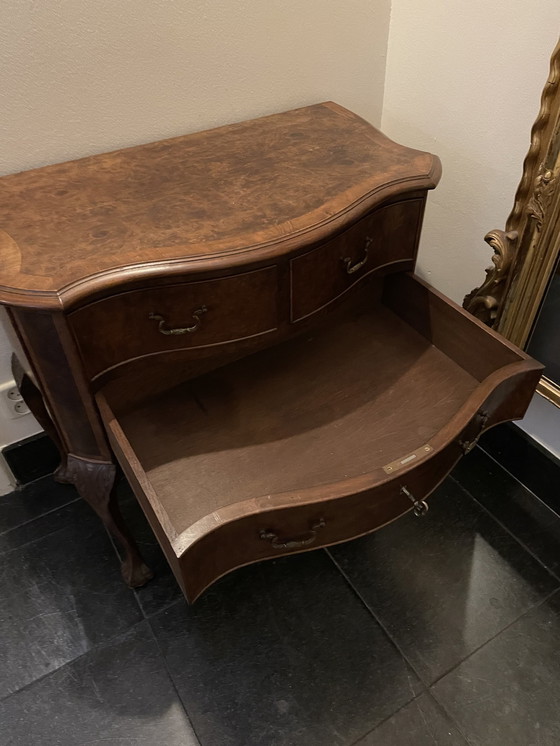 Image 1 of Commode en bois de noyer racine