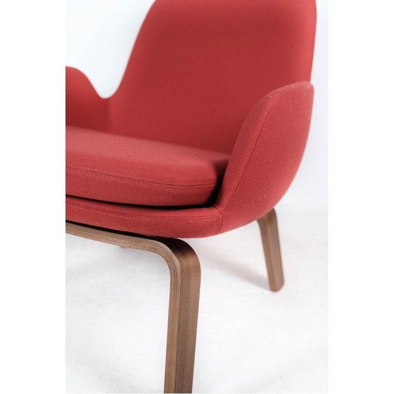 Image 1 of Fauteuil vintage avec pieds en noyer et tapissé de tissu rouge pour Normann Copenhagen