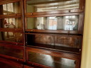 Cabinet de notaire avec portes basculantes en verre