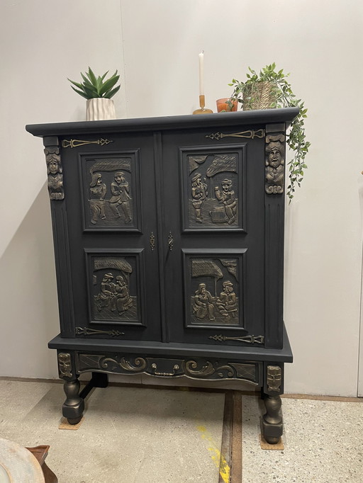 Cabinet de sculpture sur bois