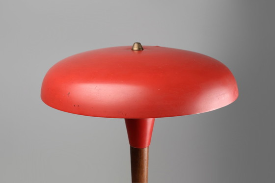 Image 1 of Lampe de bureau Mid Century rouge en métal, laiton et teck, France, 1950S