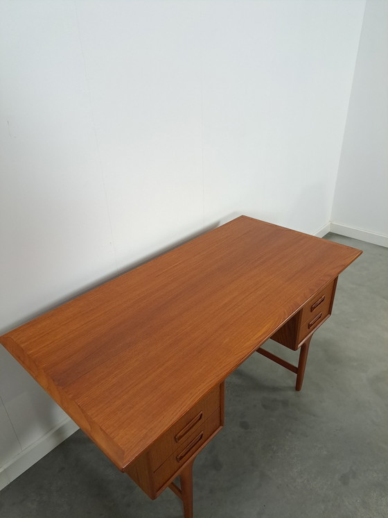 Image 1 of Bureau design danois en teck avec tiroirs