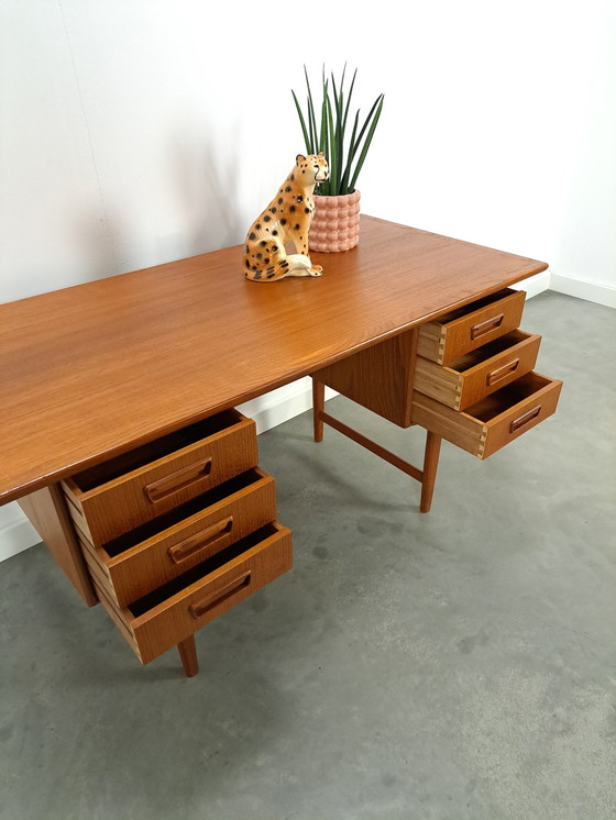 Image 1 of Bureau design danois en teck avec tiroirs