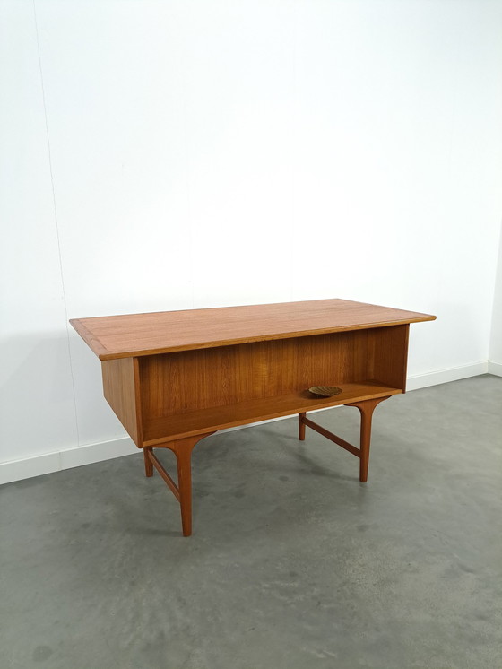 Image 1 of Bureau design danois en teck avec tiroirs