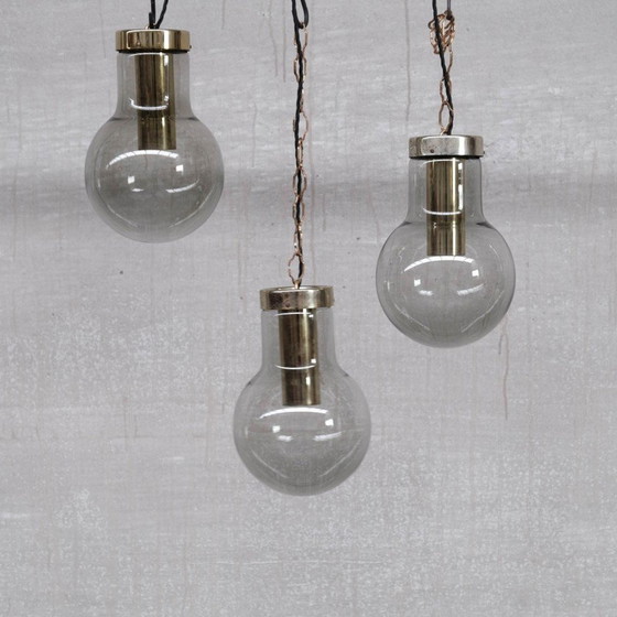 Image 1 of Suspension en verre fumé et laiton du milieu du siècle par Raak, Hollande années 1980