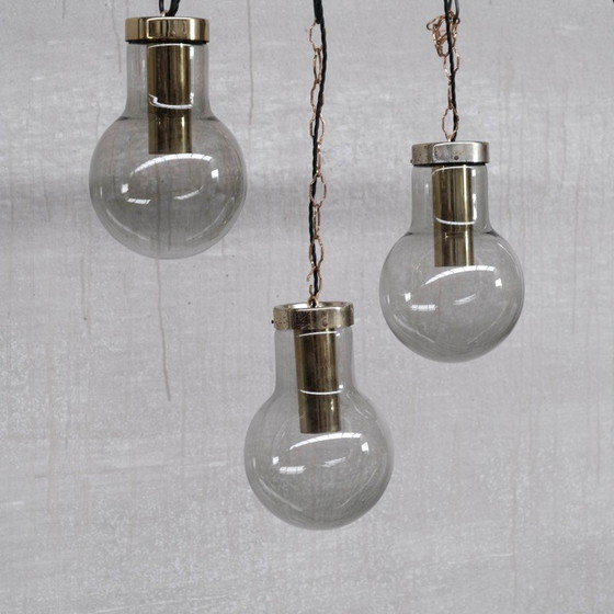 Image 1 of Suspension en verre fumé et laiton du milieu du siècle par Raak, Hollande années 1980