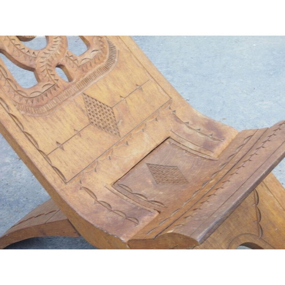 Image 1 of Chaise vintage ethnique africaine en bois de teck taillé à la main