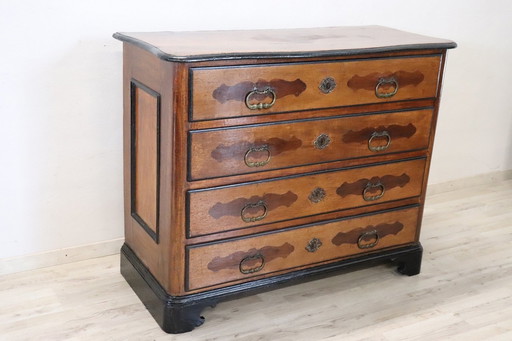 Ancienne commode en bois, 17ème siècle