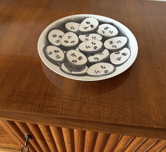 Image 1 of Piero Fornasetti, Mod. 187 Assiette en porcelaine de la série "Tema E Variazioni", Fornasetti, ca. 1960