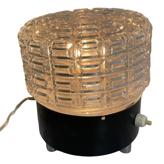 Image 1 of Vintage - Ca. 1970's - Verre pressé et base en métal soutenue par des pieds chromés - Lampe de table