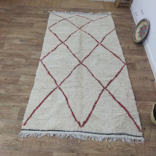 Tapis Beni Ouarain blanc avec lignes rouges 255 x 135 cm