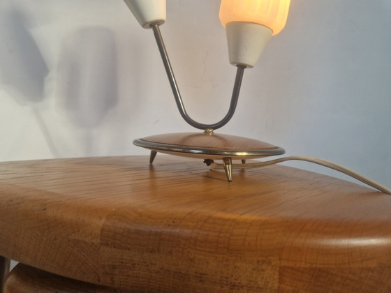 Image 1 of Lampe de table en teck et verre au lait des années 1950