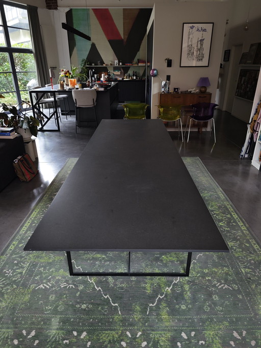 Table de travail ou de salle à manger noire de Ma/U Studio