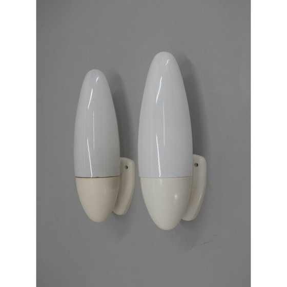 Image 1 of Paire d'appliques Space Age en bakélite et verre de lait, Tchécoslovaquie 1960