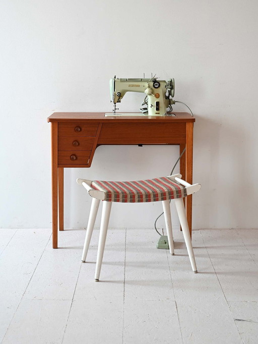 Bureau avec machine à coudre Singer