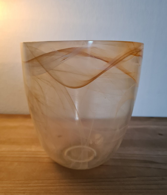 Image 1 of  Vase en verre tourbillonnant translucide d'époque française