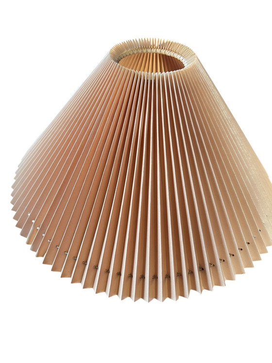 Image 1 of NK - Nordiska Kompaniets Mid Century Lampe de table avec pied en teck et abat-jour en plastique froncé des années 1960