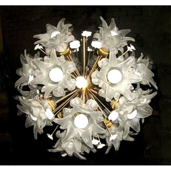Image 1 of Lustre vintage en opaline et laiton, 1960