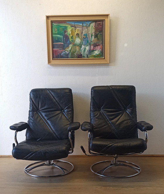 Image 1 of Fauteuil en cuir design scandinave 70S.