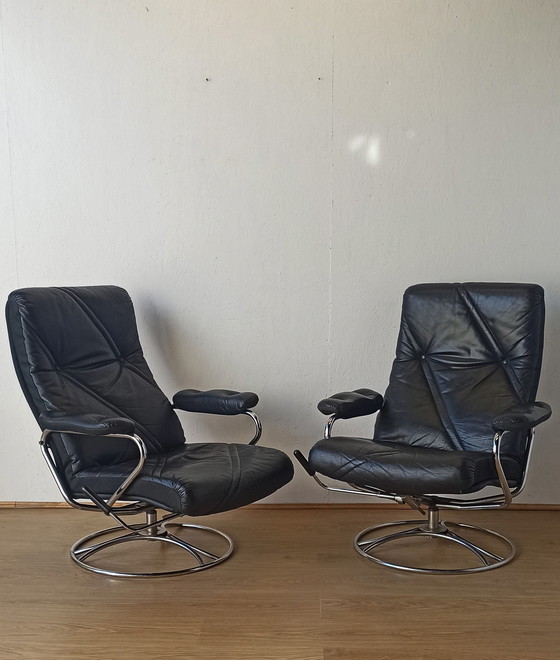 Image 1 of Fauteuil en cuir design scandinave 70S.