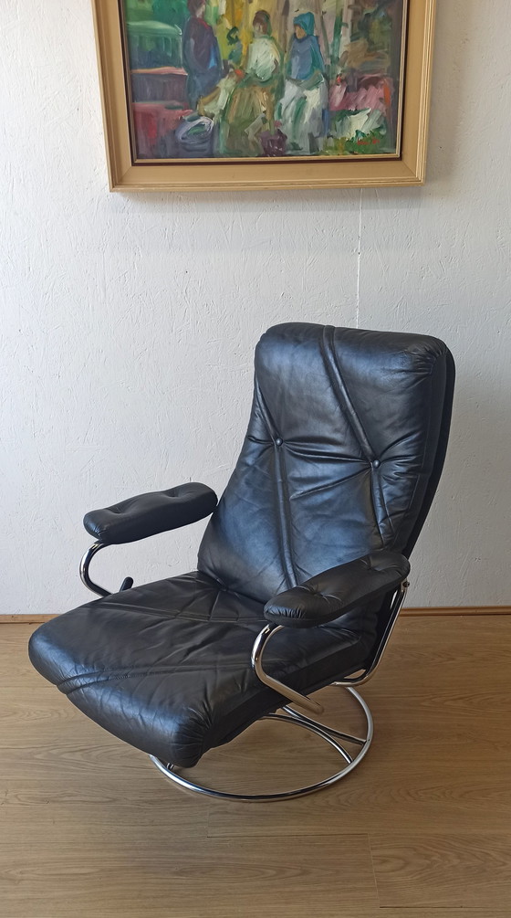 Image 1 of Fauteuil en cuir design scandinave 70S.