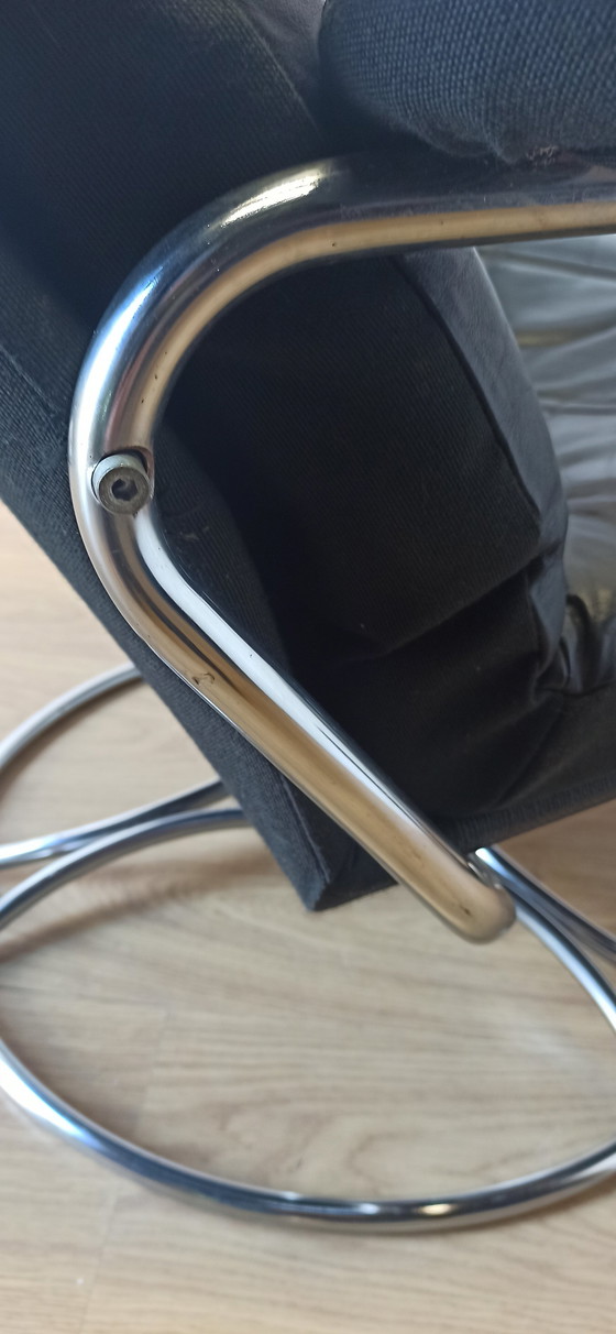 Image 1 of Fauteuil en cuir design scandinave 70S.