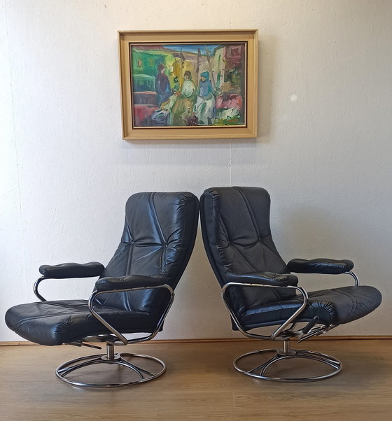 Image 1 of Fauteuil en cuir design scandinave 70S.