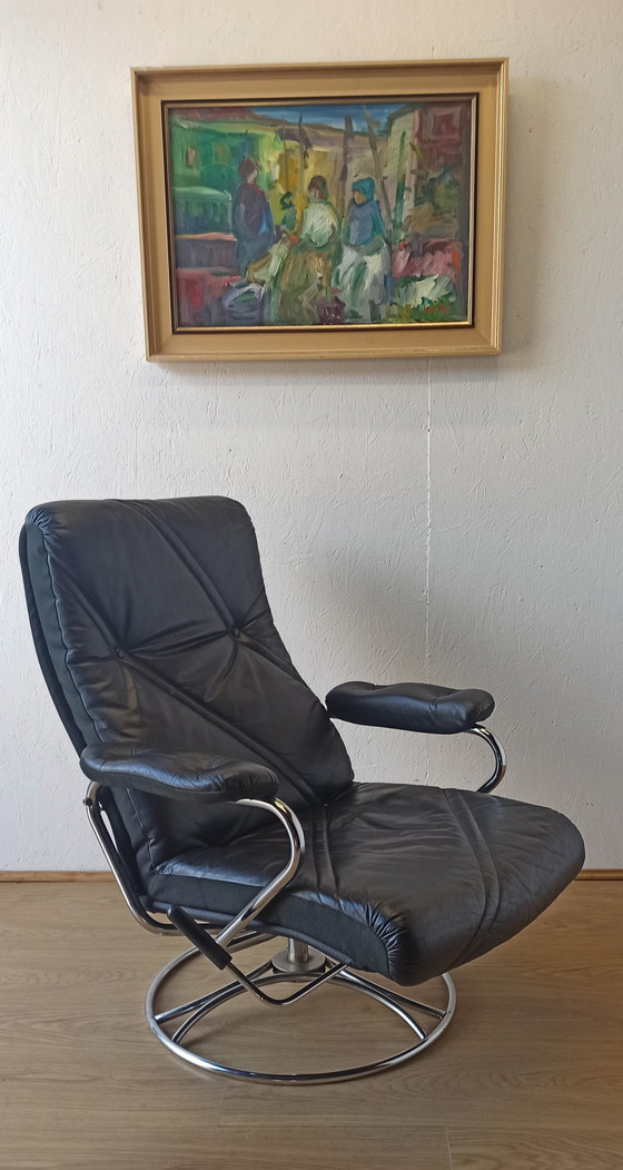 Image 1 of Fauteuil en cuir design scandinave 70S.