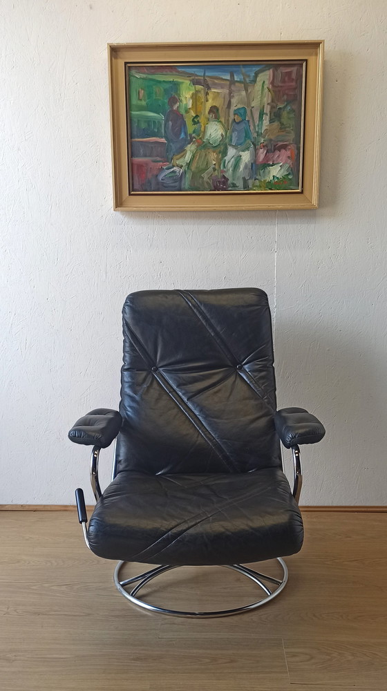 Image 1 of Fauteuil en cuir design scandinave 70S.
