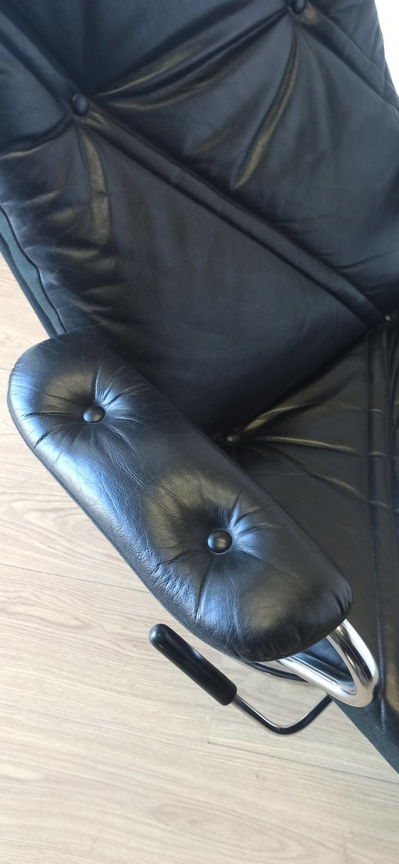 Image 1 of Fauteuil en cuir design scandinave 70S.