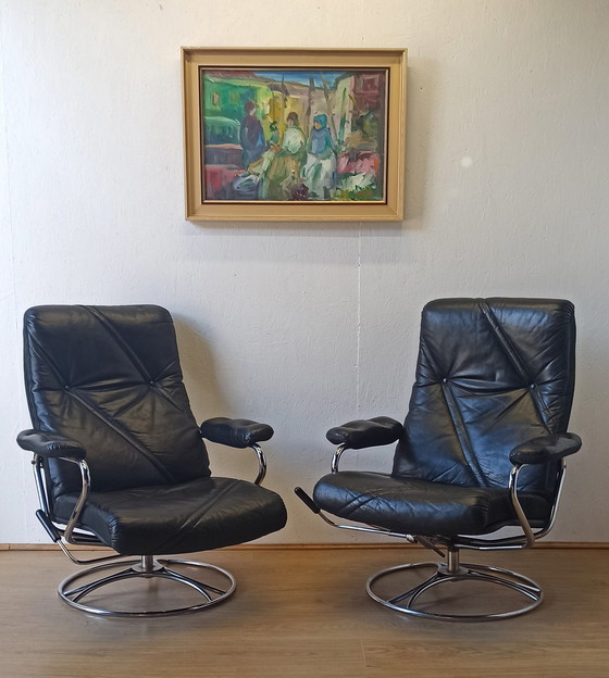 Image 1 of Fauteuil en cuir design scandinave 70S.