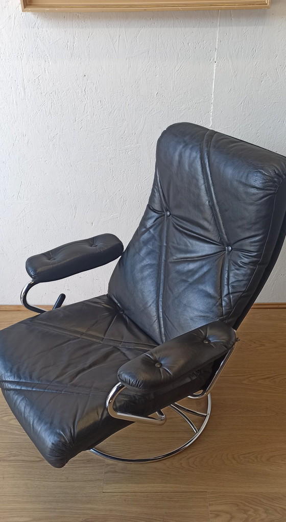 Image 1 of Fauteuil en cuir design scandinave 70S.