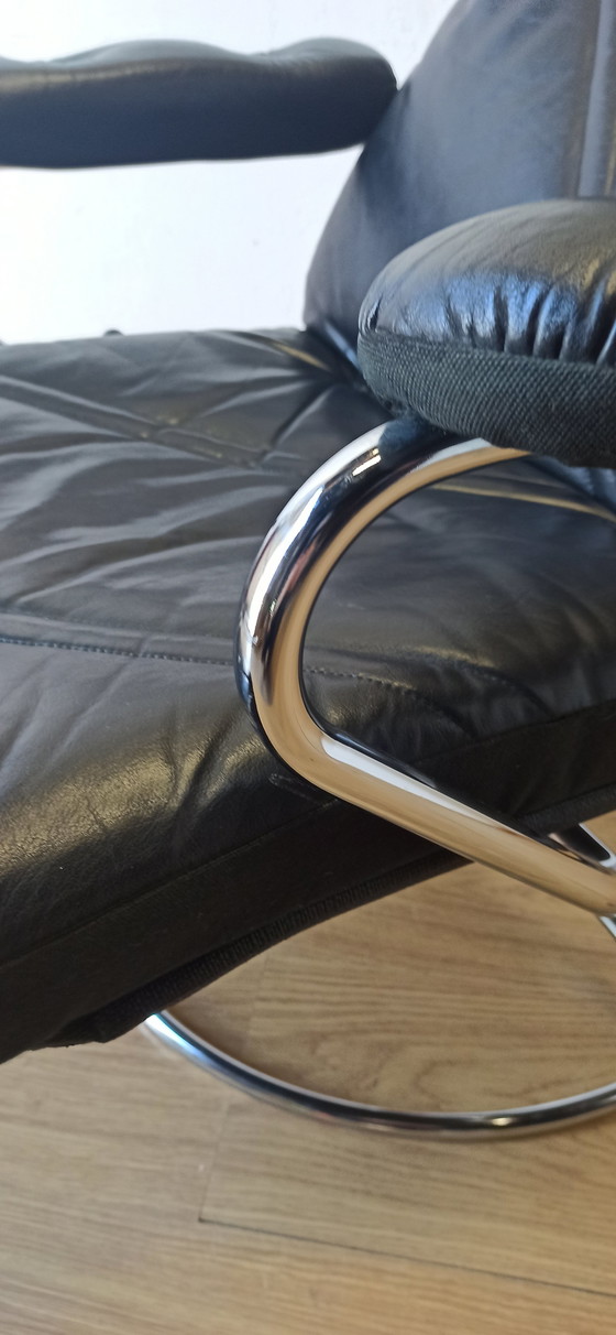 Image 1 of Fauteuil en cuir design scandinave 70S.