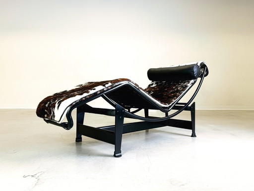 Chaise longue vintage Lc4 Cassina Le Corbusier Peau de vache