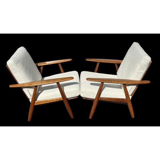 Image 1 of Paire de fauteuils Ge240 'Cigar' en bois de chêne et tissu bouclé blanc par Hans J Wegner pour Getama, années 1950