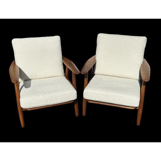 Image 1 of Paire de fauteuils Ge240 'Cigar' en bois de chêne et tissu bouclé blanc par Hans J Wegner pour Getama, années 1950