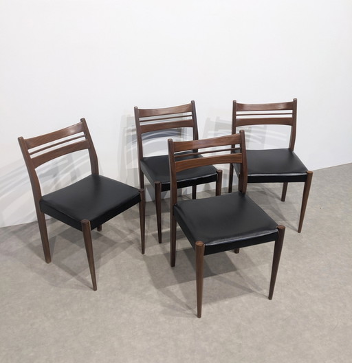 Ensemble de quatre chaises scandinaves d'époque