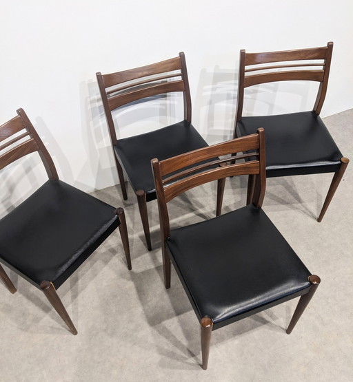 Ensemble de quatre chaises scandinaves d'époque