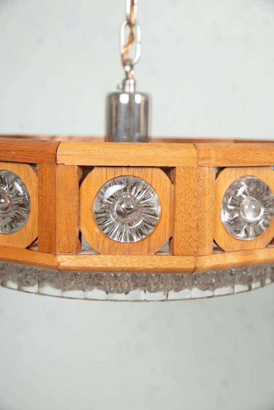Image 1 of Lampe suspendue vintage en verre et bois, suspension bohème des années 60 Suède