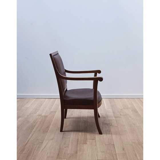 Image 1 of Fauteuil vintage en bois sculpté et cuir marron