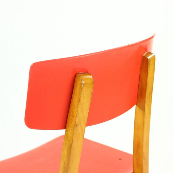 Image 1 of Chaise vintage rouge en plastique et bois de hêtre