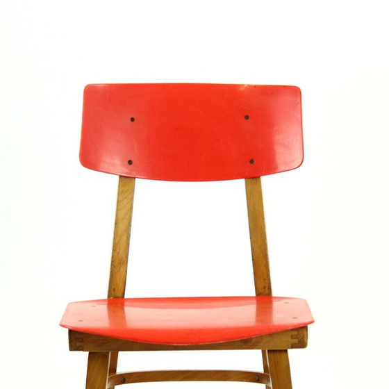 Image 1 of Chaise vintage rouge en plastique et bois de hêtre
