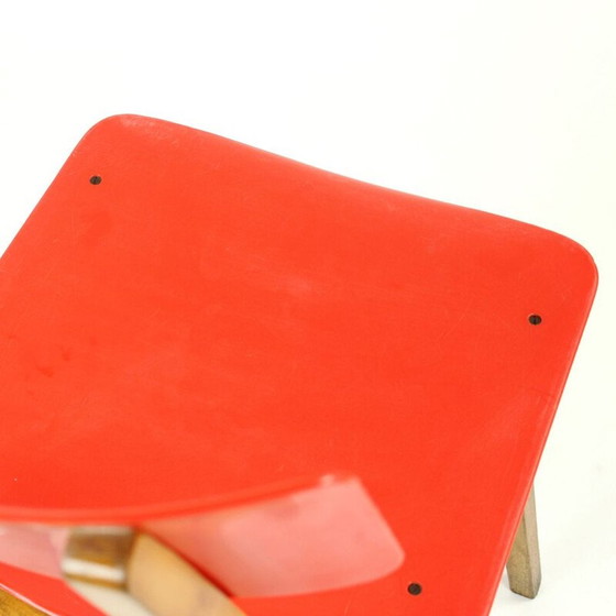 Image 1 of Chaise vintage rouge en plastique et bois de hêtre