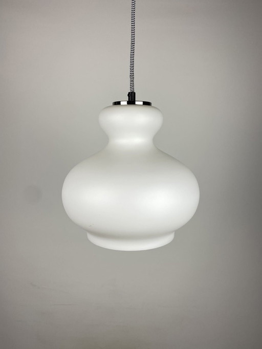 Lampe suspendue en verre blanc mat par Peill et Putzler 1960s