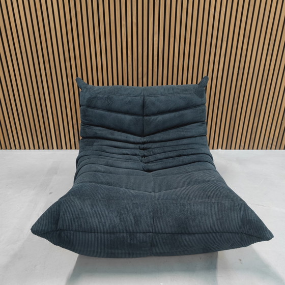 Image 1 of Ligne Roset Togo 1 siège velours côtelé bleu foncé