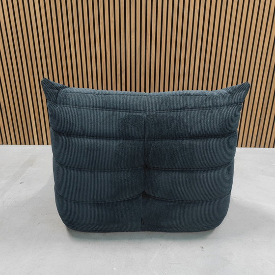 Image 1 of Ligne Roset Togo 1 siège velours côtelé bleu foncé