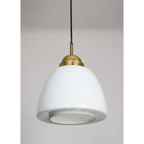 Image 1 of Lampe suspendue en verre opalin et laiton du Mid Century