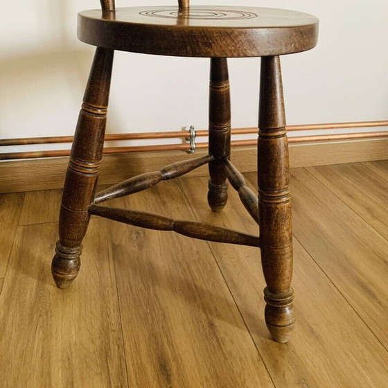 Image 1 of Tabouret tripode vintage en chêne avec dossier